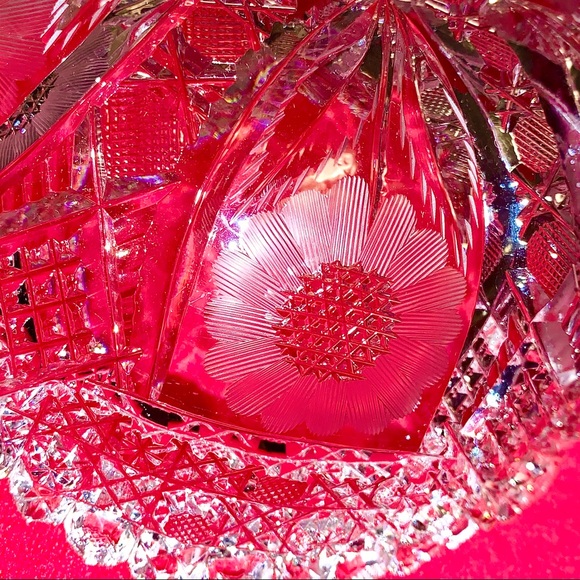 Poppy Flower Crystal Bowl Goes beyond the dining table standard. - Picture 9 of 16